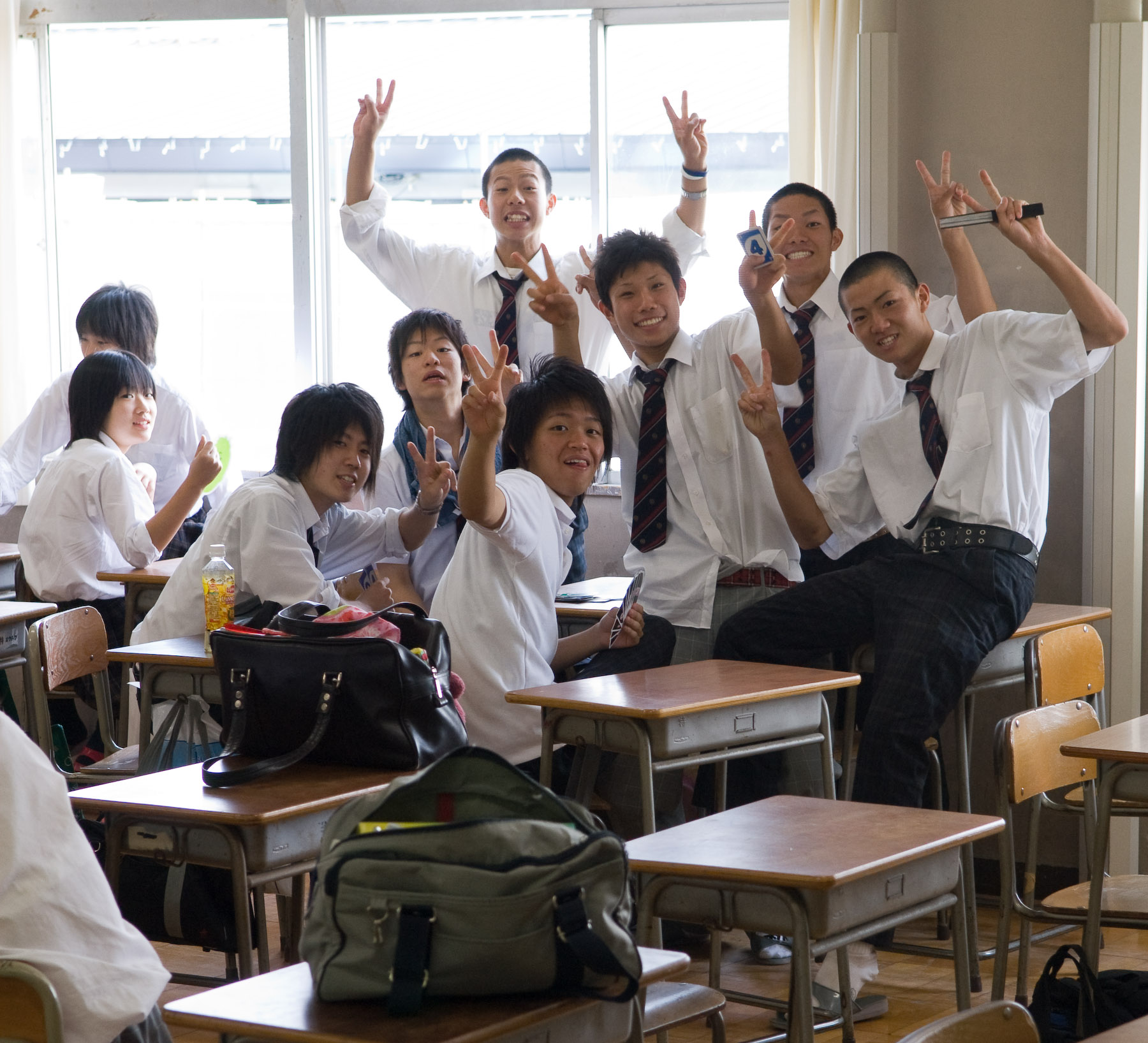 Сколько учатся в японии. Старшая школа в Японии. Старшая средняя школа в Японии. Школа в Японии средняя школа. Старшая школа Катагири Япония.
