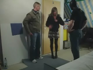 Немецкая телочка трахается на глазах у своего парня / German chick fucks a fan while boyfriend watch