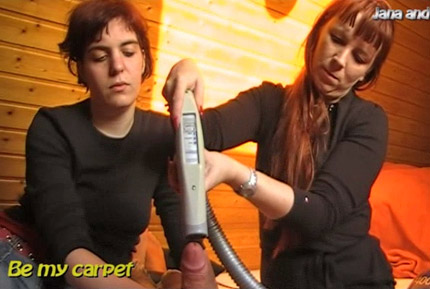 Женщины дрочат мужчине пылесосом / Be my carpet - Jana & Ina